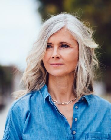 Don’t expect us to tell you that your age determines what you can or cannot do! Our only advice: if your colouring is also used to mask grey hair, be especially careful. These hairs are more fragile than the others, because they are already depigmented. It is therefore best to avoid skipping between too many tones with repeated techniques.